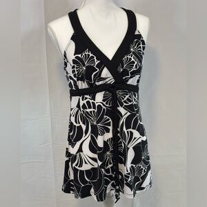 NWT White House Black Market Black and White Floral Top Women’s Size Small